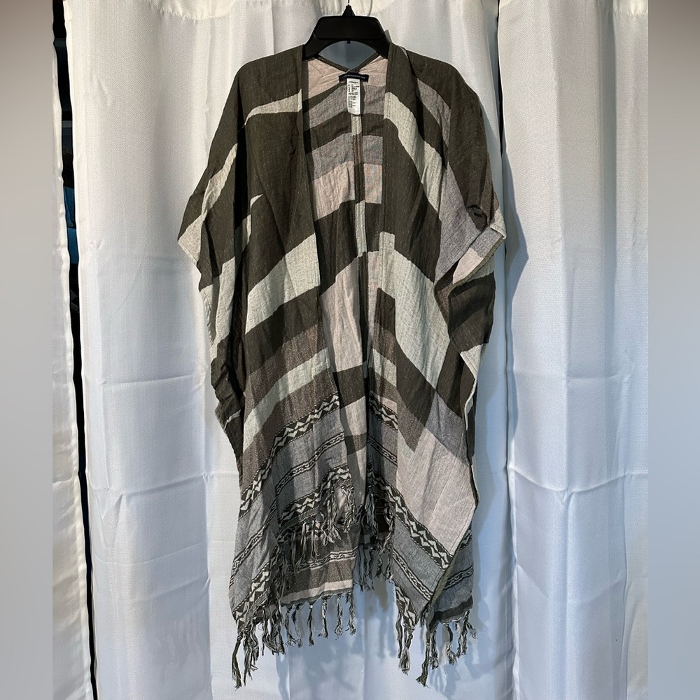 Shrug/poncho - Olive/Cream